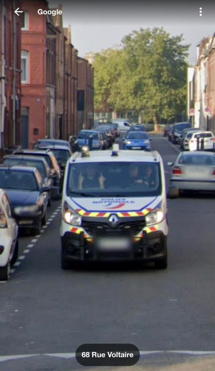 police véhicule doigt