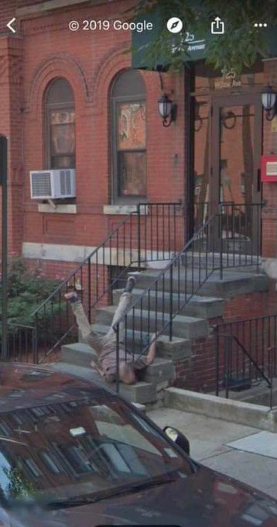 homme chute escaliers