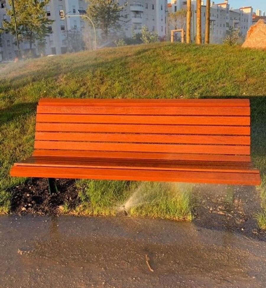 banc public jardin arrosoir