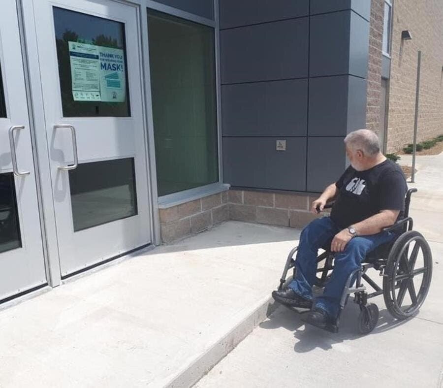 homme handicapé chaise porte