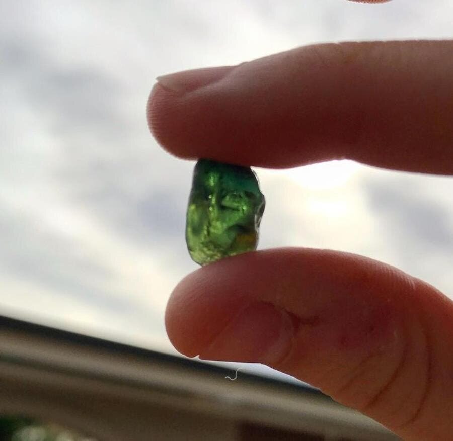 saphir vert doigts