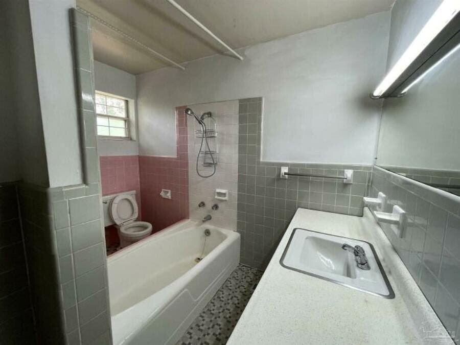 toilettes douche baignoire chaise miroir