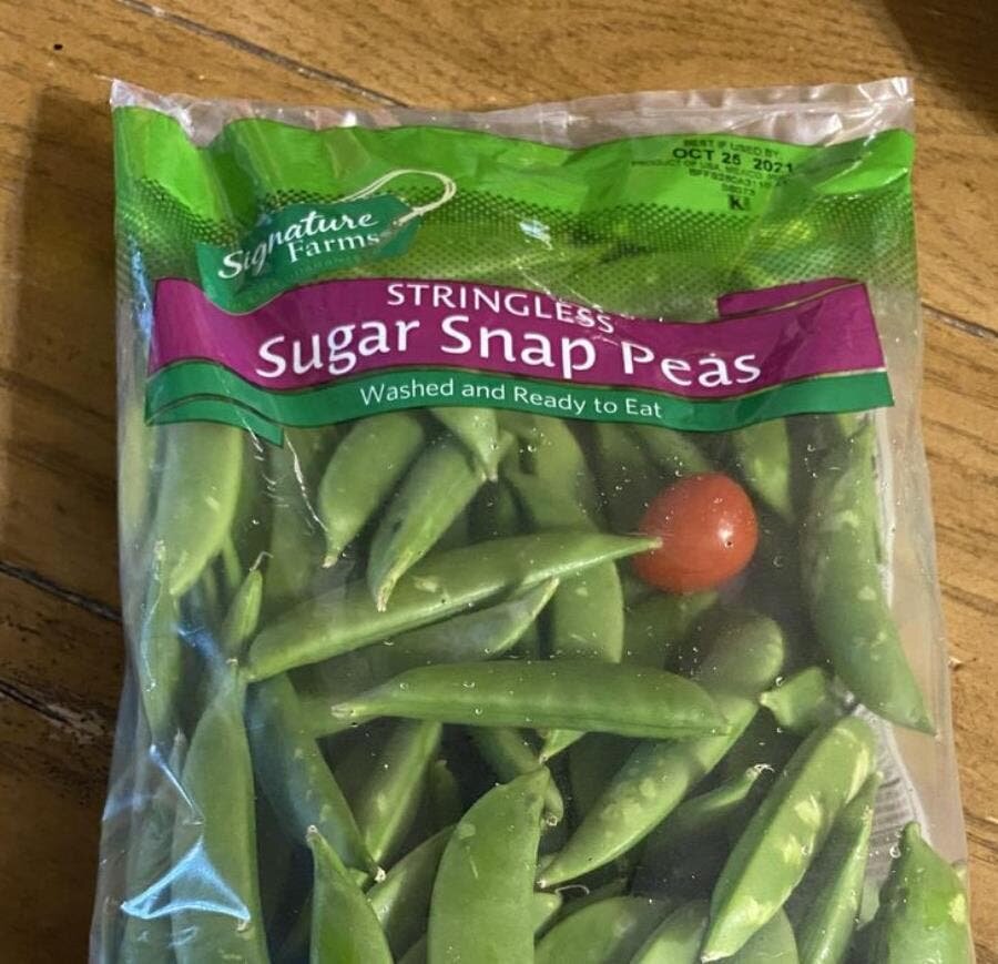 tomate dans un sachet de pois