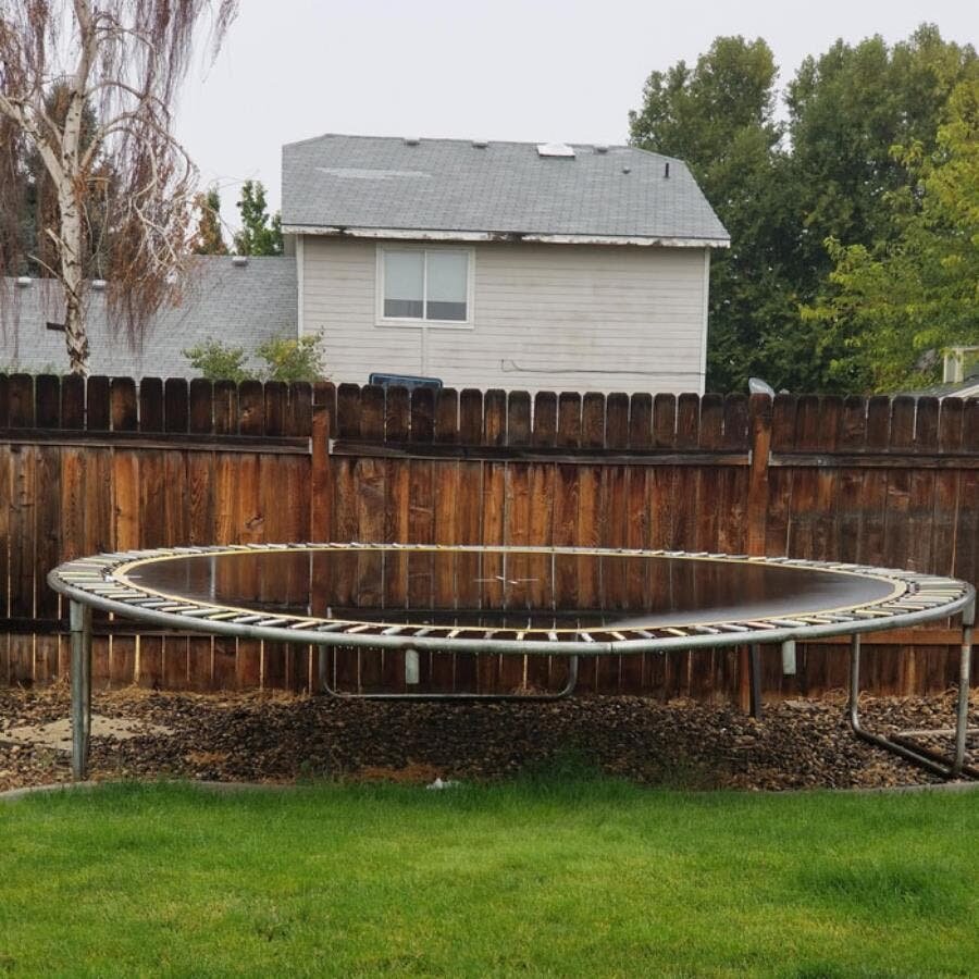 trampoline pluie reflet