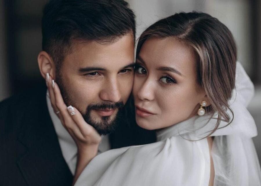 couple pose photo