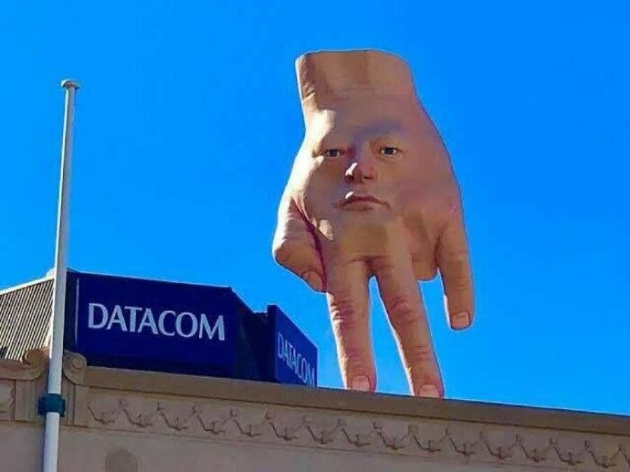 sculpture étrange main visage