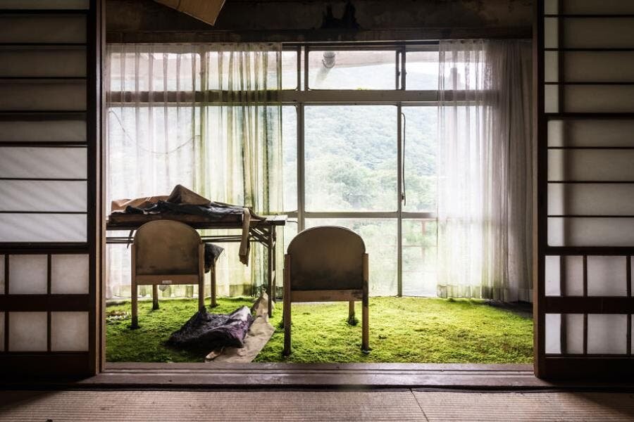 hôtel abandon moisissure 