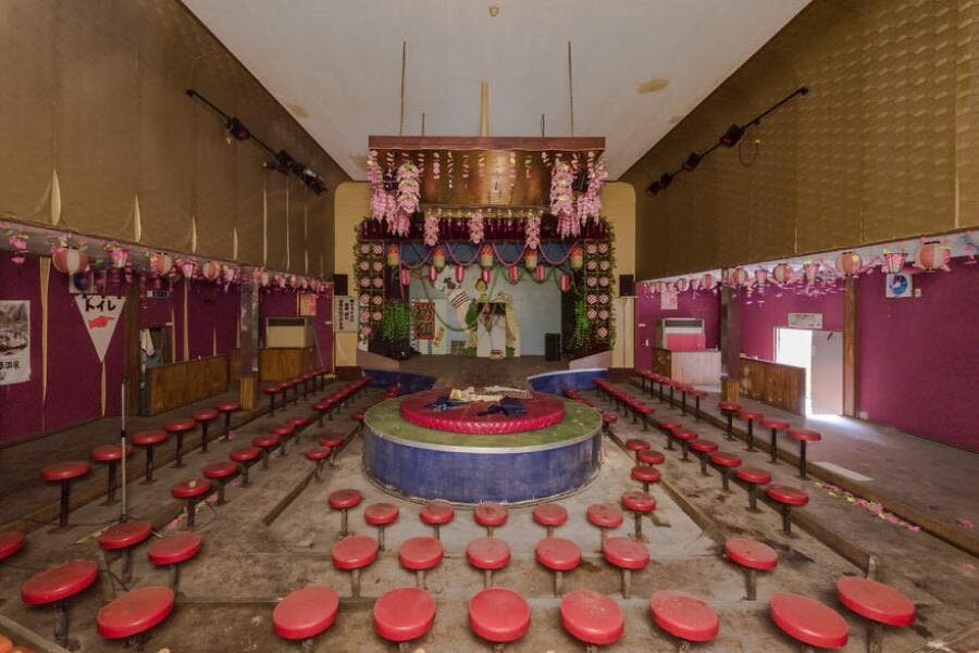 strip club abandonné