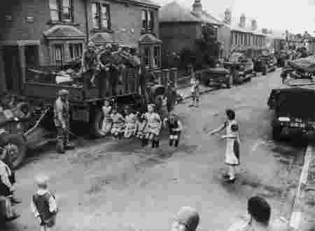 Enfants corde à sauter soldat américain Angleterre 1944