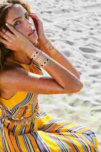 Tatouée prend la pose sur la plage