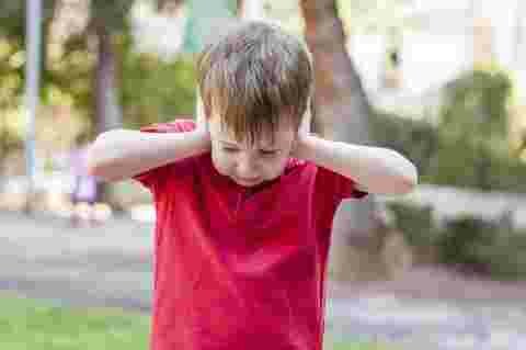 enfant autiste boucher oreilles