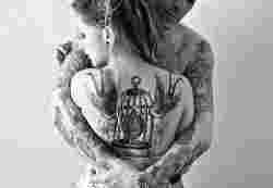 Tatouage femme dos cage