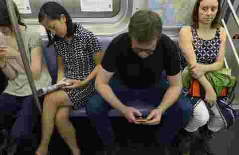 femmes homme manspread