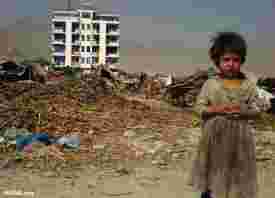 Enfant devant un bâtiment écroulé en Afghanistan
