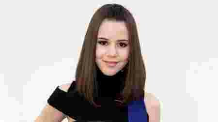 Marina Kaye, chanteuse, sourire forcé