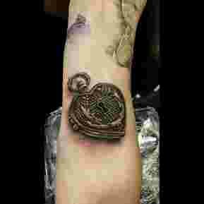 Tatouage réaliste loquet