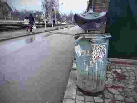 Gribouille Vanyu Krastev Bulgarie street-art eyebombing poubelle tordue
