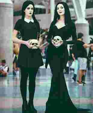 Cosplays inspirés du cinéma La famille Addams Morticia Mercredi mère fille