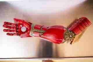 prothese iron man cadeau