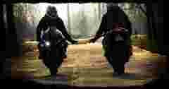 deux, motards, croiser, saluer