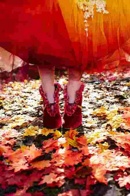 Felicity Westmacott création robe de mariée unique shooting automne chaussures fleurs rouges