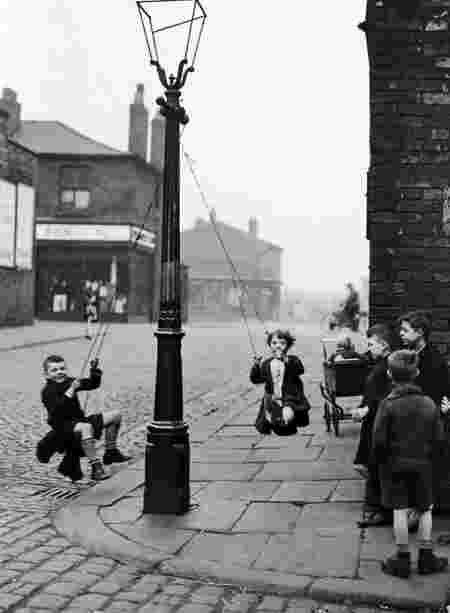 Lampadaire corde enfants jeu Manchester 1946