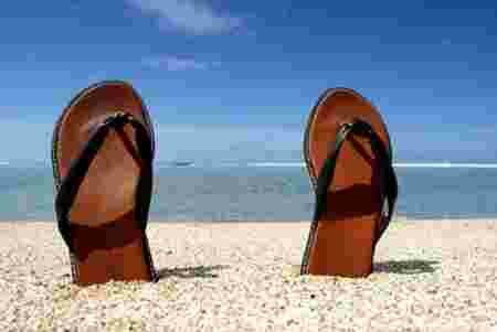 Tongs plantÃ©es dans le sable