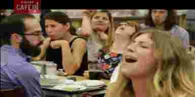 Vidéo - que se passe-t-il quand des dizaines de femmes ont un orgasme en même temps au restaurant ?