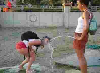 illusion optique filles vacances pipi