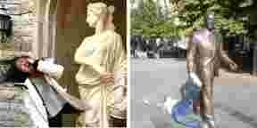 13 personnes qui s'amusent avec une statue comme si c'était leur pote