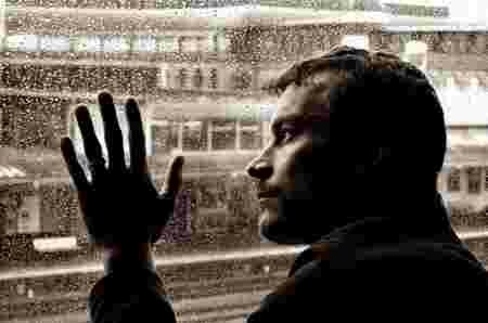 homme triste pluie