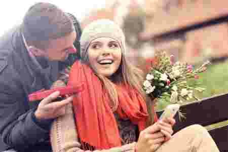 Photo d'un homme offrant des fleurs et un cadeau à sa copine homme vierge cadeau surprise femme