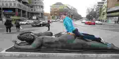 Ces 35 statues ont complètement été détournées par des...