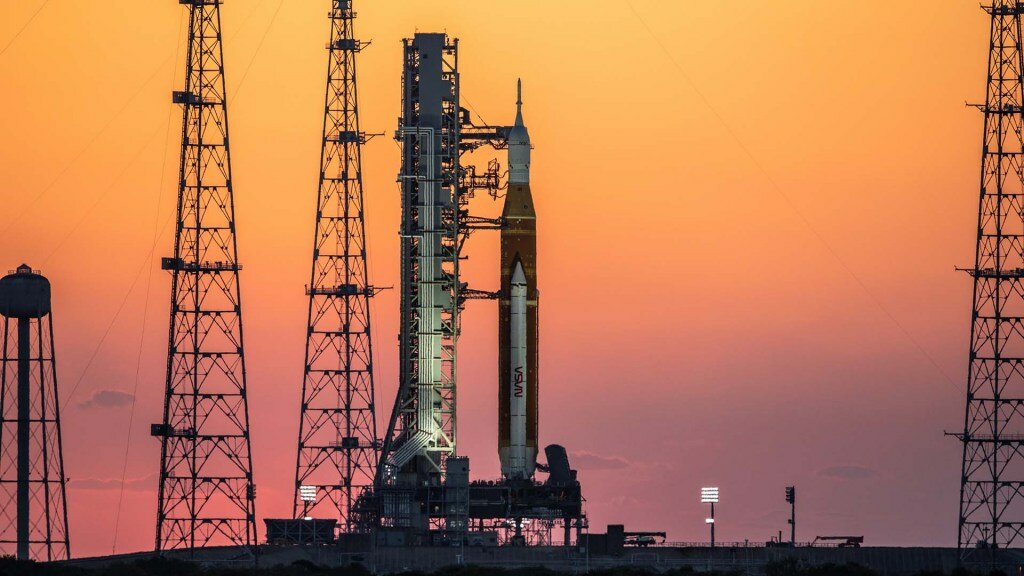 La fusée de la Nasa émet une grande boule de lumière au décolage. Parfois, au loin on peut y voir une lumière bouger à grande vitesse.