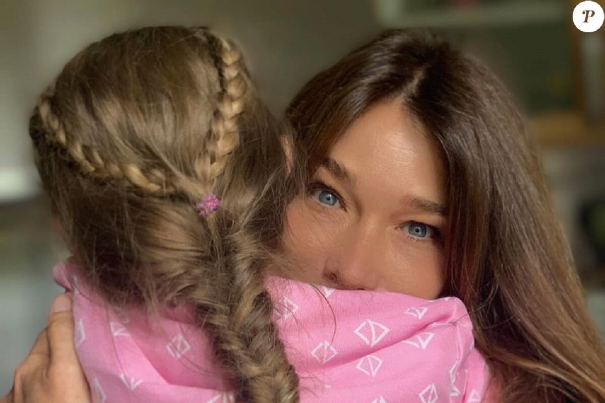 Carla Bruni Leve Enfin Le Mystere Sur Le Visage De Sa Fille Couv