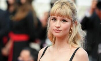 Angèle Deux Ans Après Son Idylle Avec Marie Papillon, La Chanteuse N'est Plus Exclusive