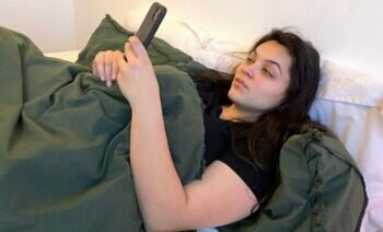 En Raison D'une Utilisation Fréquente Et Prolongée De Son Smartphone, Cette Influenceuse Finit En Chaise Roulante