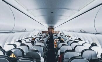 Insolite Trouvant Les Toilettes De L'avion Occupées, Il Décide D'uriner Sur Un Passager