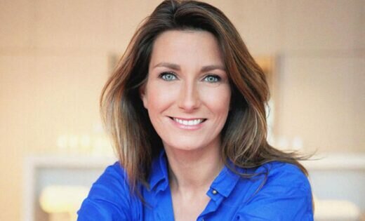 Anne-Claire Coudray : la journaliste se livre sur son salaire en plein direct