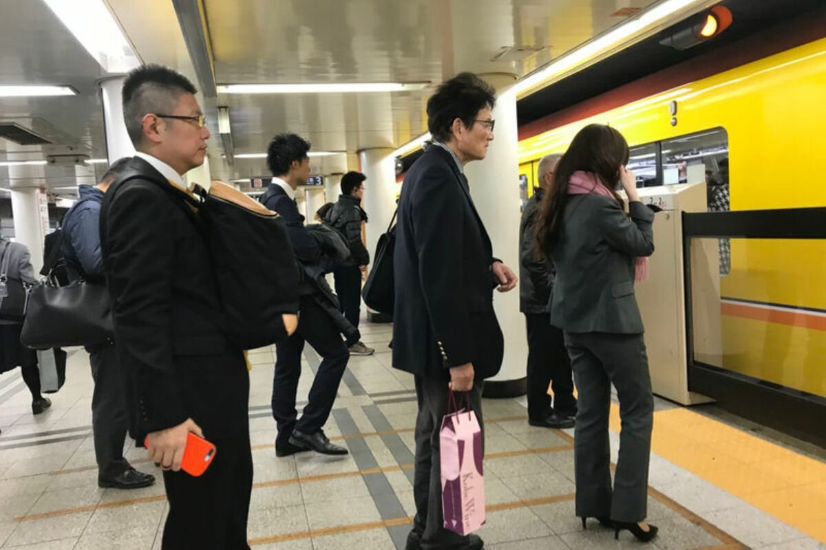 Le Sac à Dos Sur Le Ventre Dans Le Métro