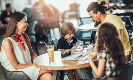 Un Restaurant Qui Oblige Les Enfants De Rester à Table Jusqu'à La Fin Du Repas Fait Polémique